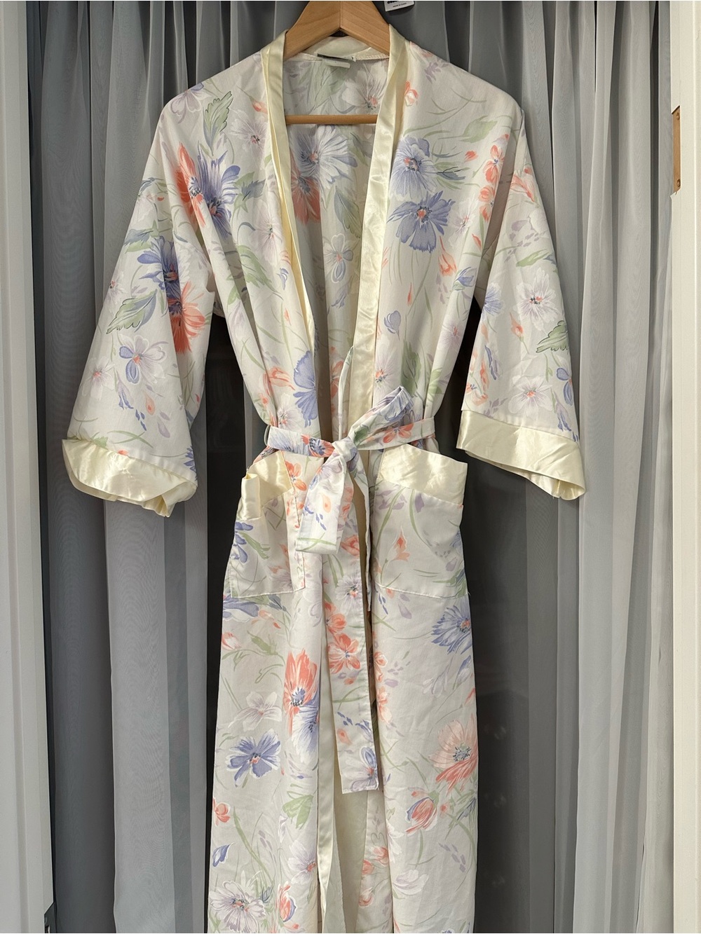 Vtg Appel Floral Satin Kimono Robe in Cream with Pastel Floral Print